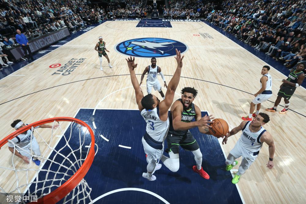 并将足球视 并将足球视